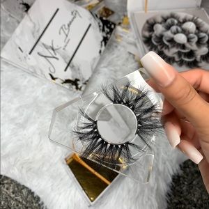 Single pair of NKBEAUTY eyelashes